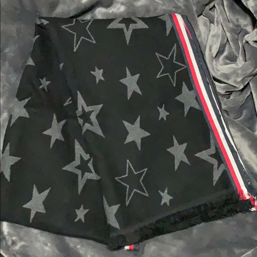 NWOT Tommy Hilfiger Scarf